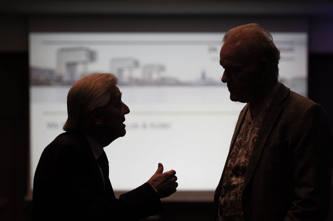 Zwei Männer im Gespräch, Silhouette vor Leinwand